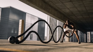 足球进球集锦：英超联赛单场五粒精彩进球瞬间回放